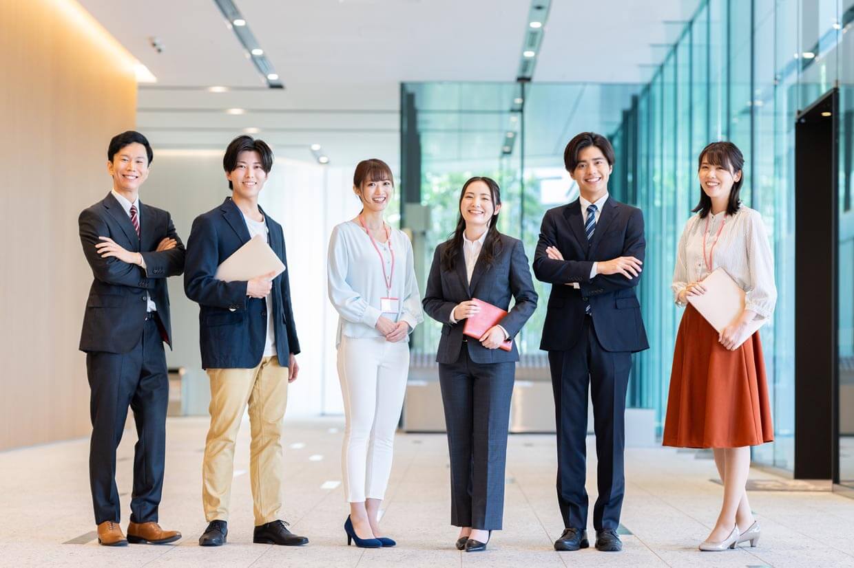 イメージ:笑顔で笑うスーツの人々