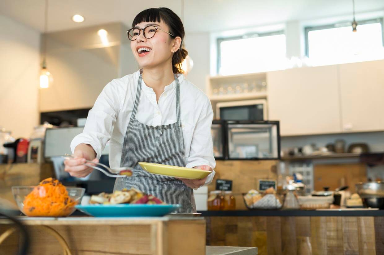 イメージ:笑顔で働く女性